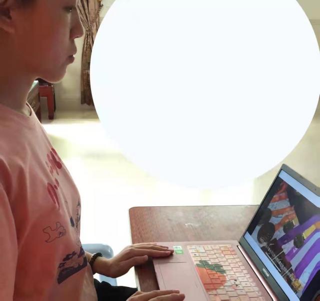 图2:学生观看第一课2 图2:学生观看第一课2