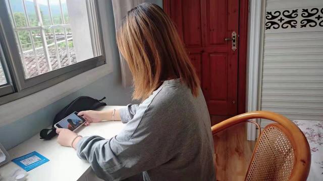 图1:学生观看第一课1 图1:学生观看第一课1